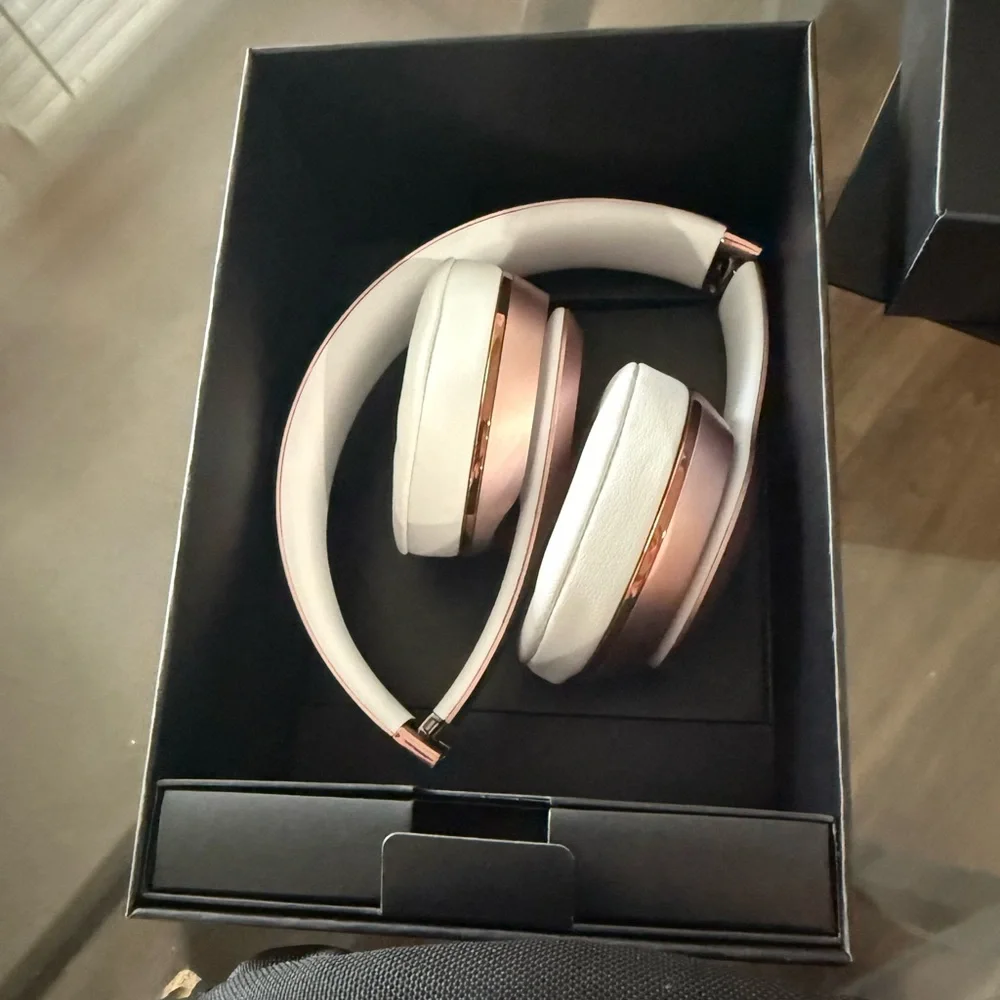 Beats by Dre Solo3 Wireless On-Ear Headphones - Pink - Picture 5 of 7